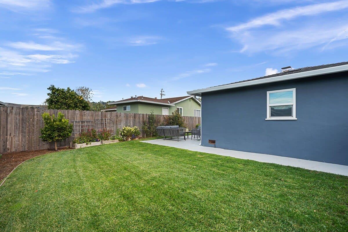 795 Montezuma Dr photo 2