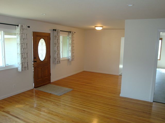 851 Standish Rd photo 4