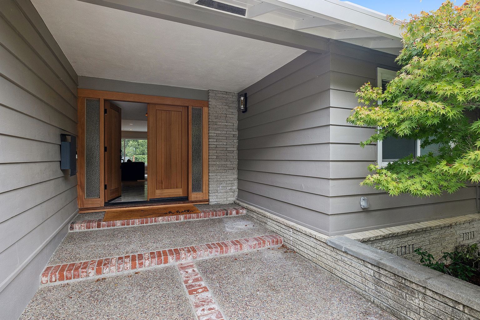 1818 Loyola Dr photo 2