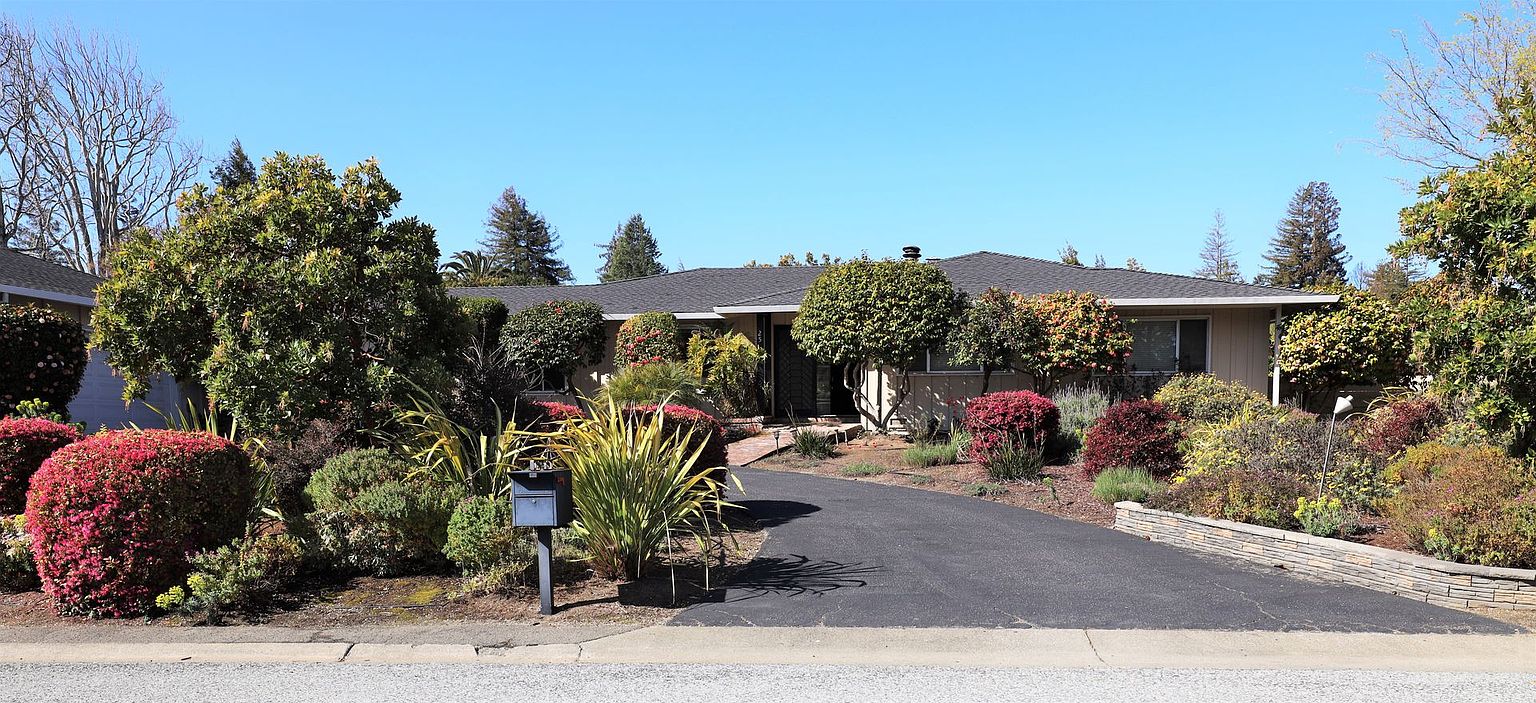 Spacious 4 Bed/3 Bath House Near Downtown Burlingame Available Now! photo 3