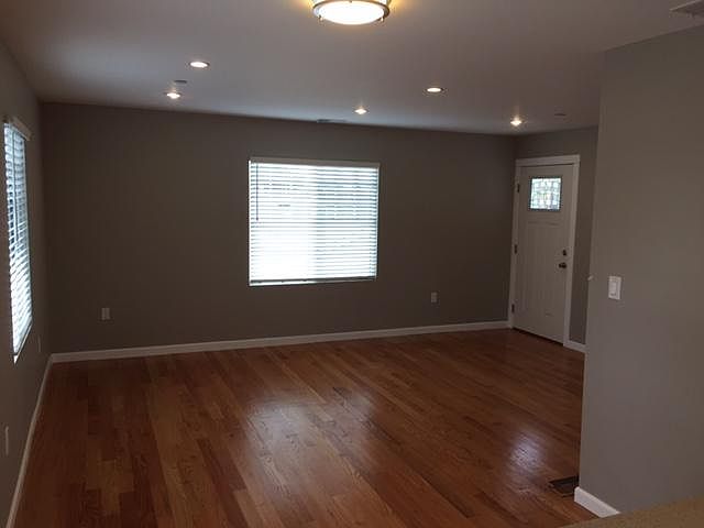 2BR/1BA Apartment on Rollins Rd · Burlingame photo 2