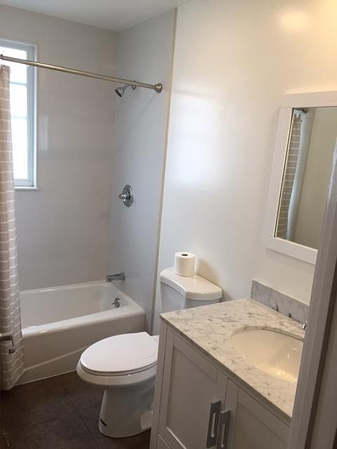 2BR/1BA Apartment on Rollins Rd · Burlingame photo 3