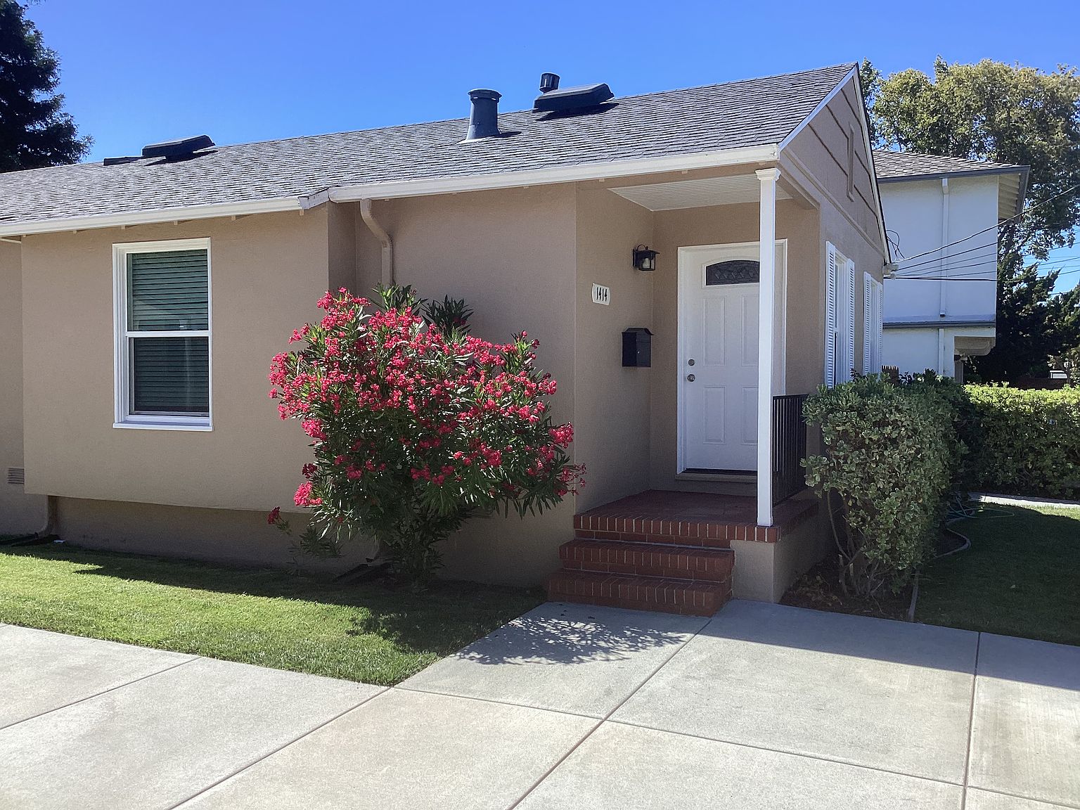 1414 Jasmine St photo 2
