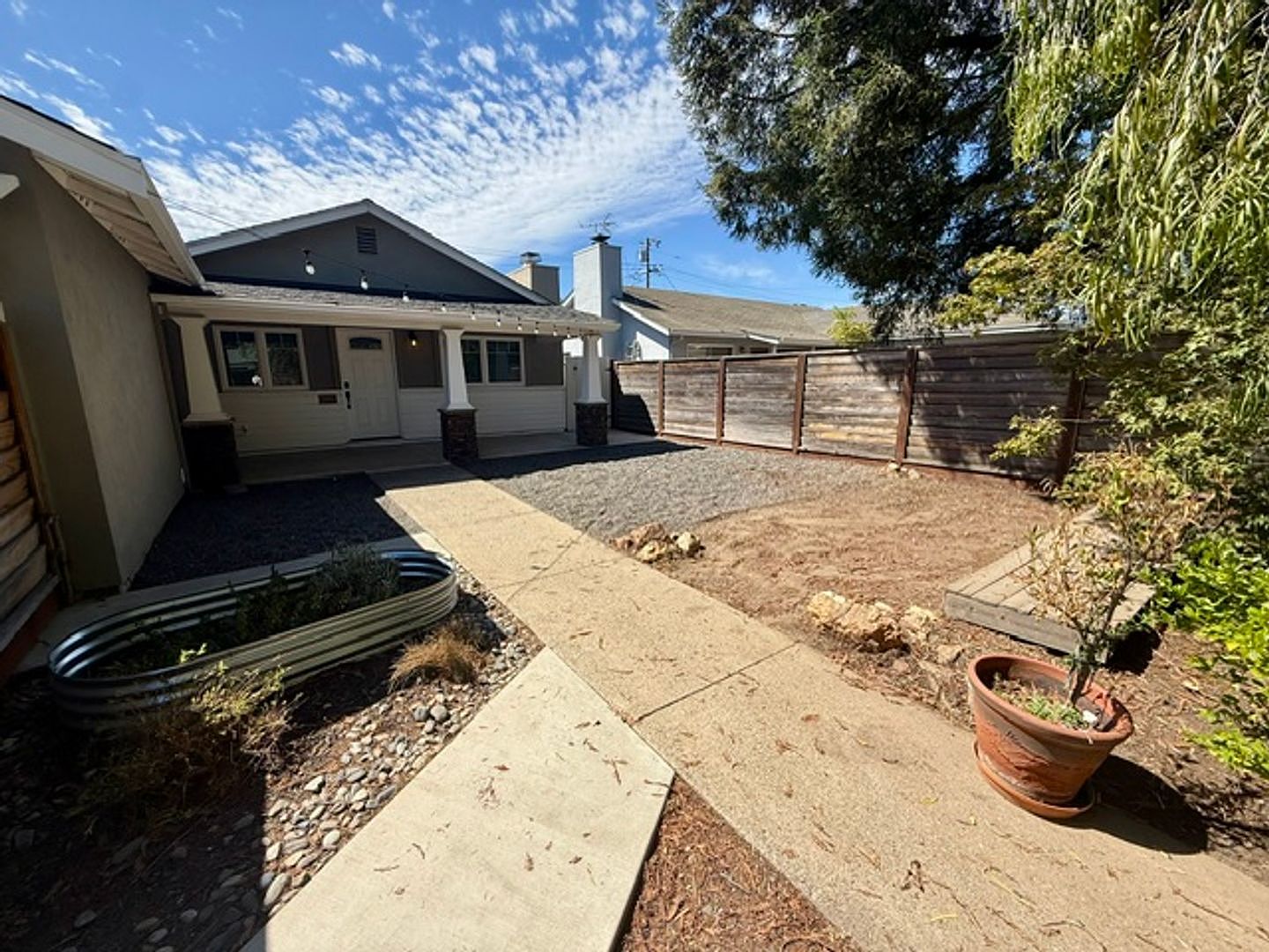 411 Hiller St photo 5