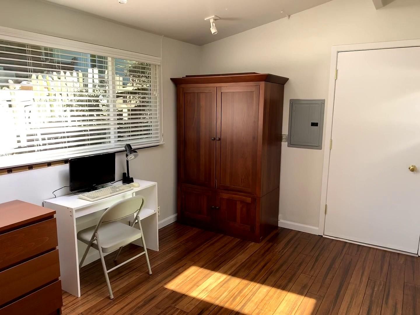 0BR/1BA Single Family House on Manzanita Ave · Belmont photo 5
