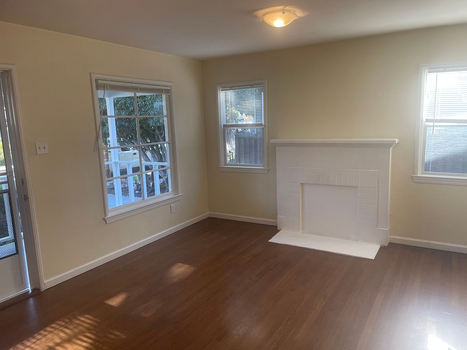 962 Hall St photo 5