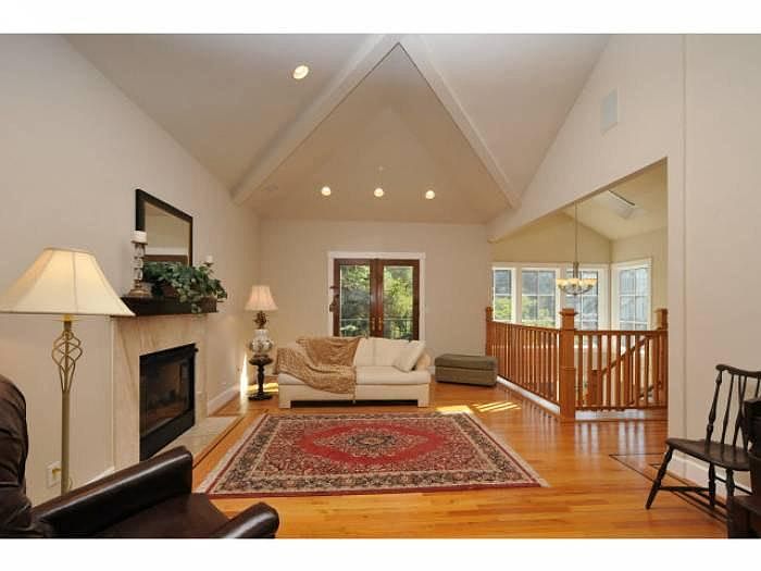 146 Windsor Dr photo 2