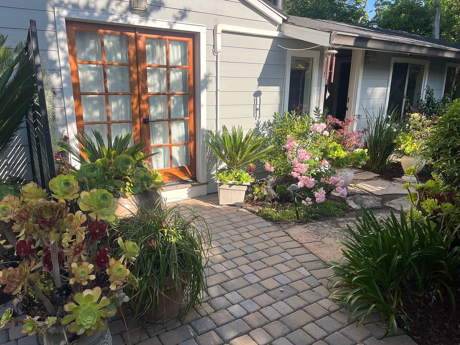 2336 Howard Ave photo 2