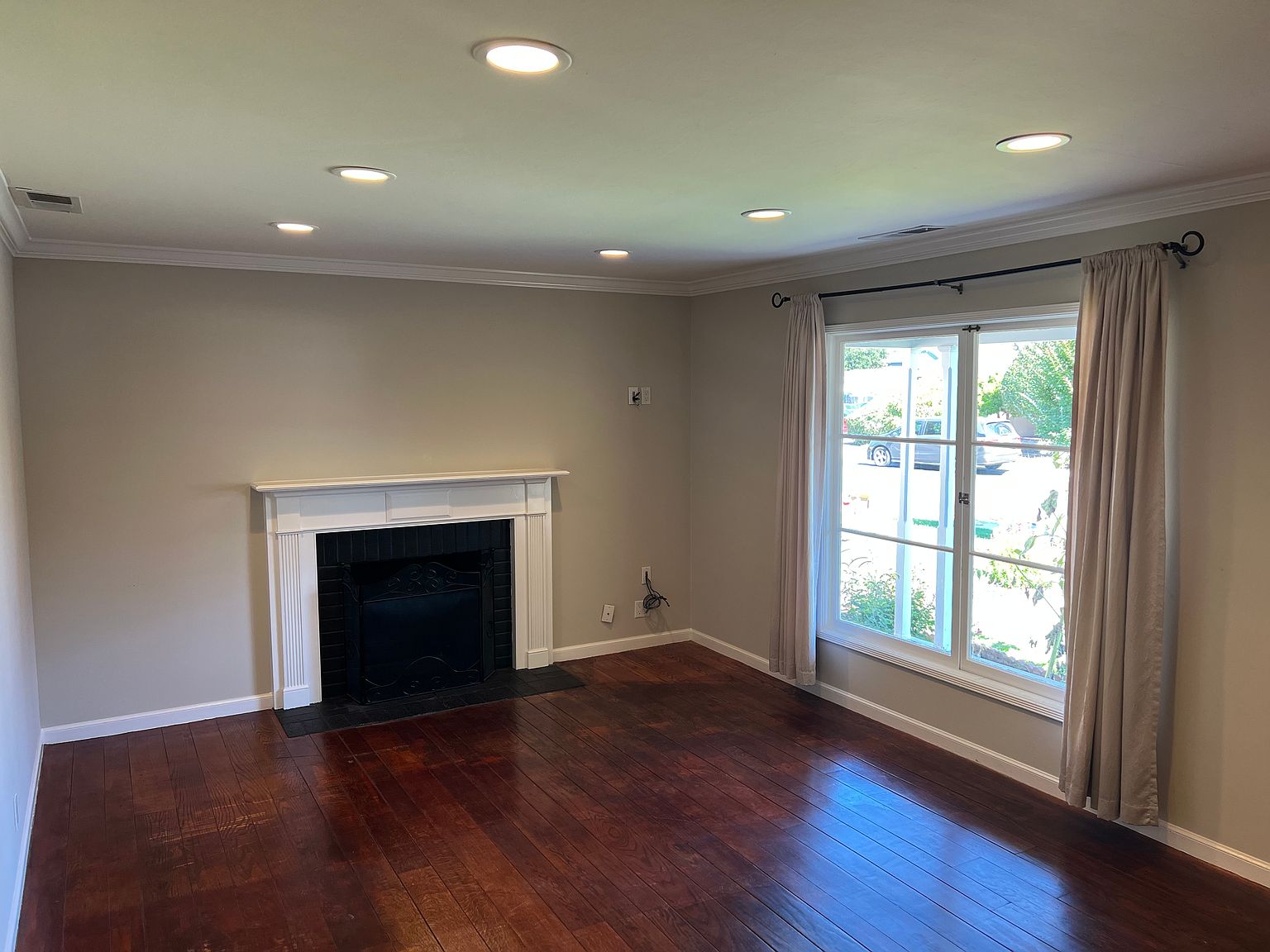 1524 Howard Ave photo 2