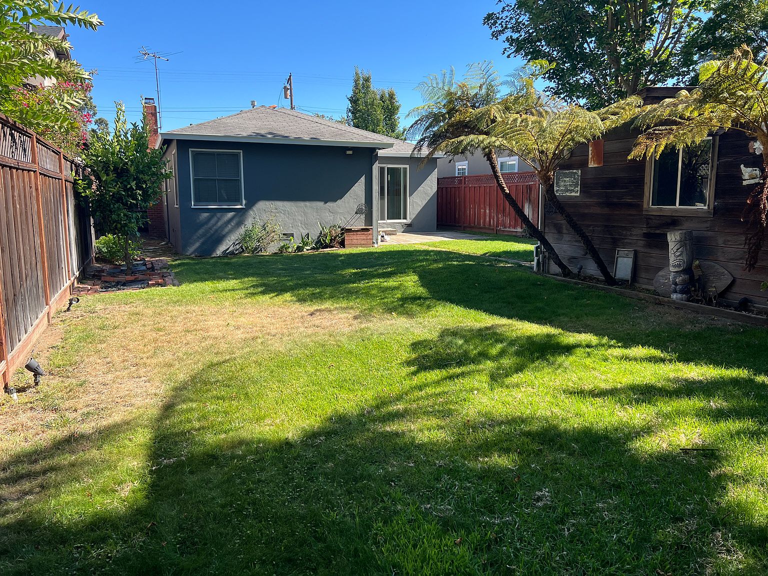1524 Howard Ave photo 4
