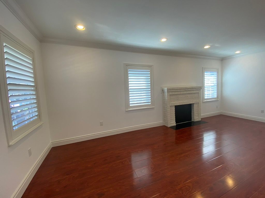 1026 Iris St photo 3