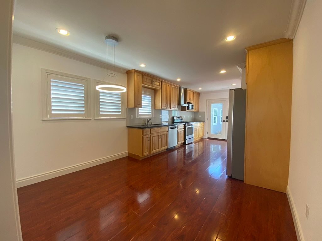 1026 Iris St photo 5