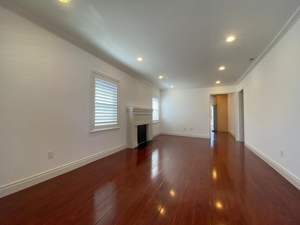 1026 Iris St photo 2