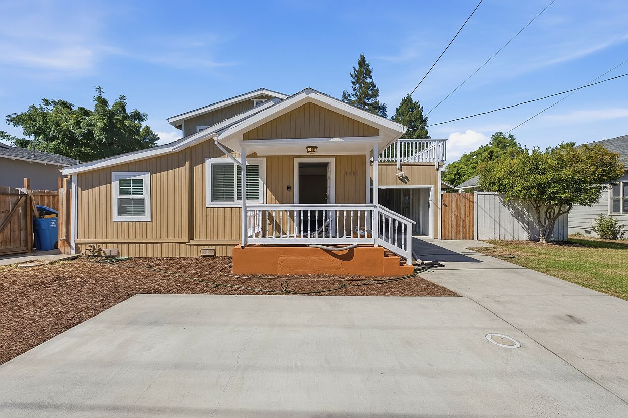 1162 Davis St photo 2