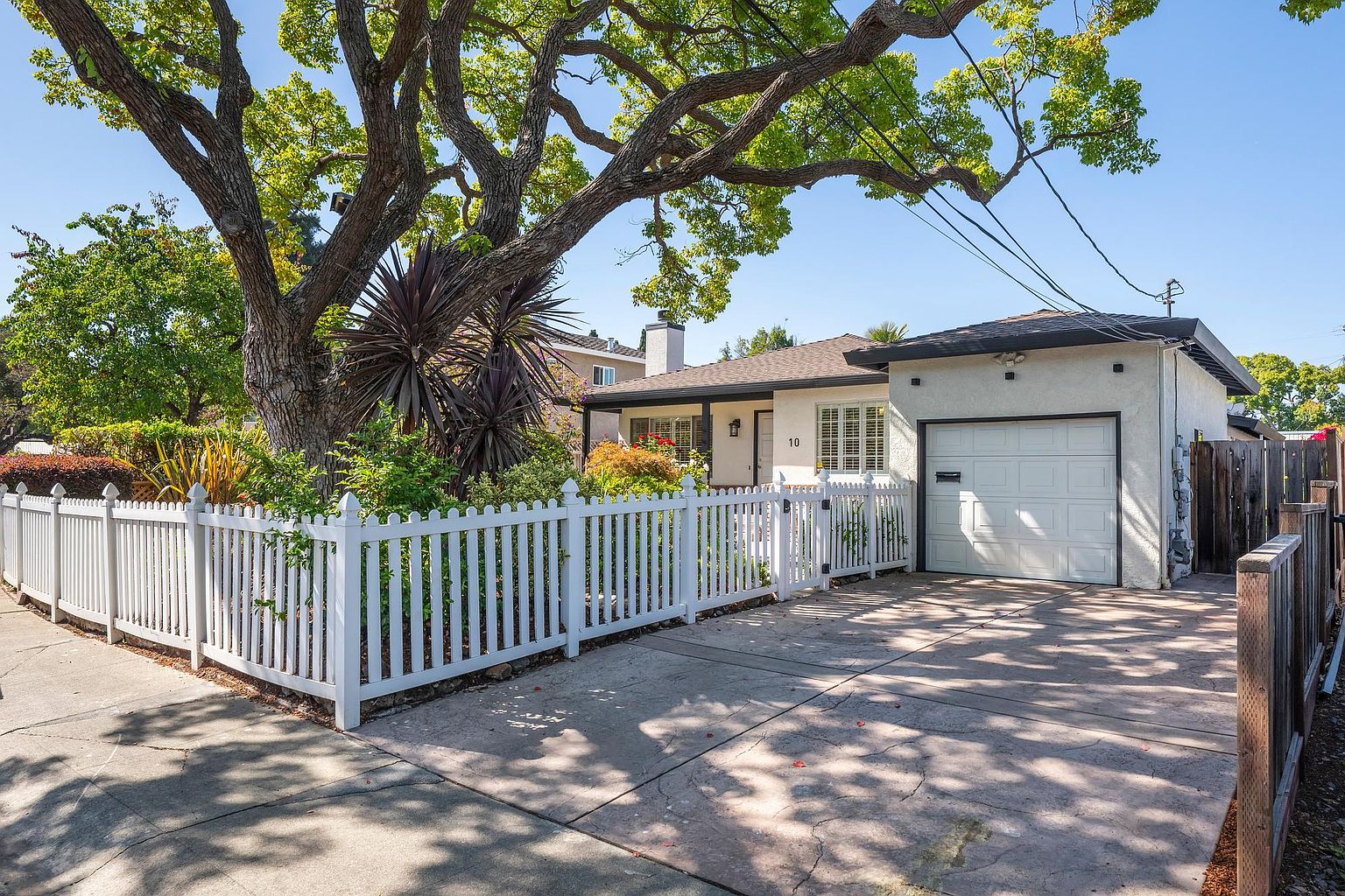 10 Greenwood Ln photo 2