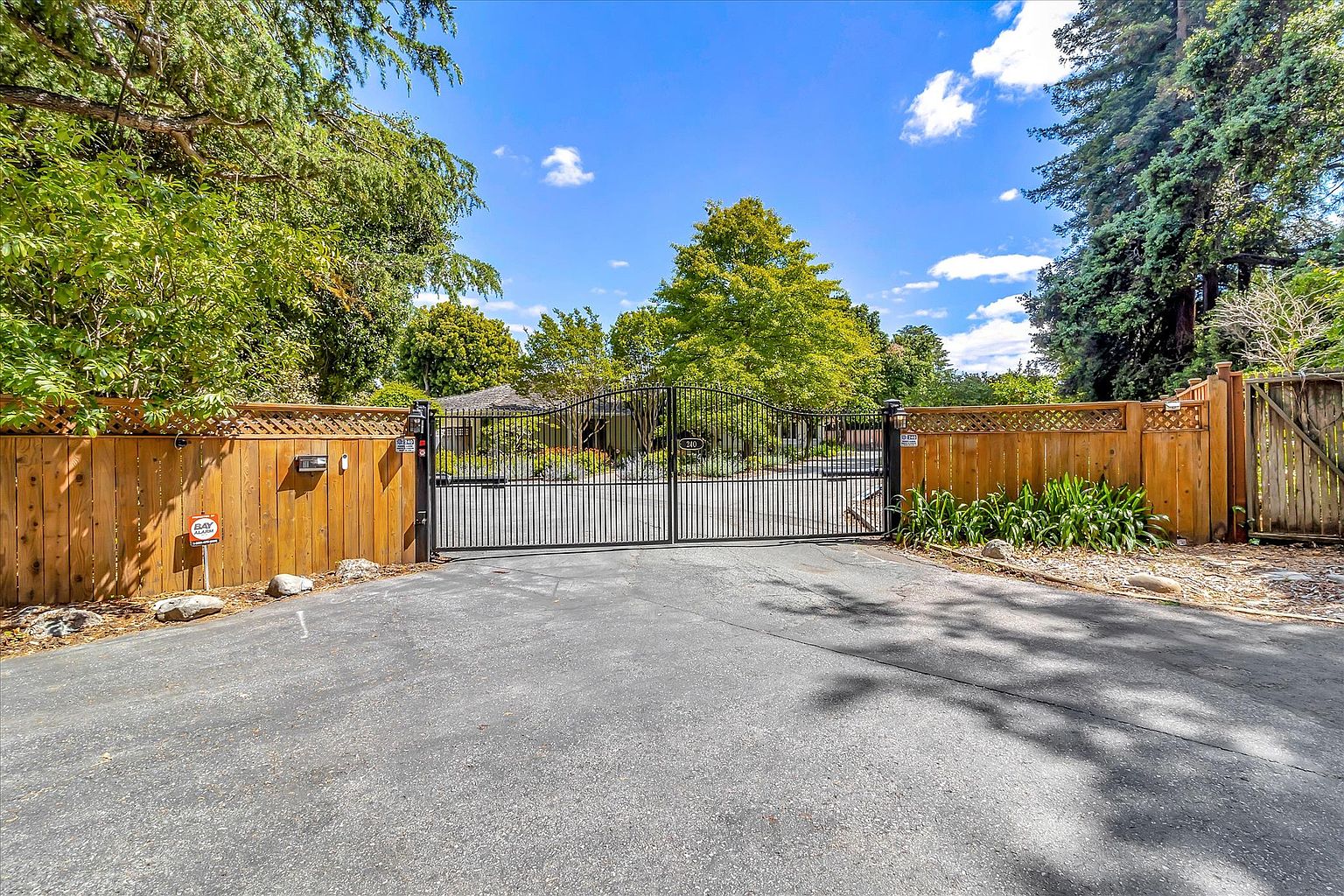 240 Oak Grove Ave photo 3