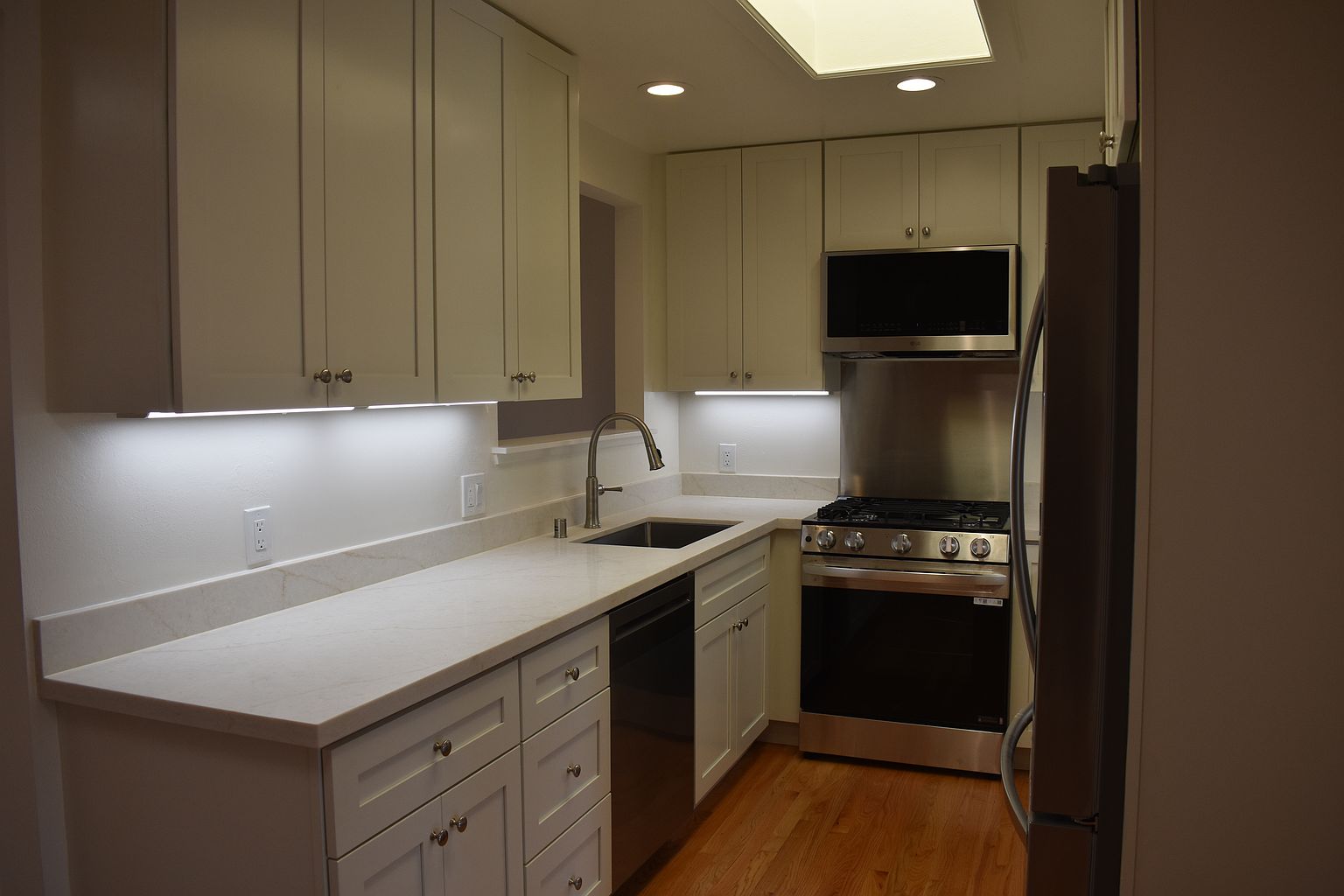 941 Laurel Ave photo 4