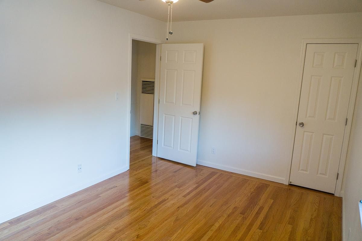 312 Waverley St photo 4