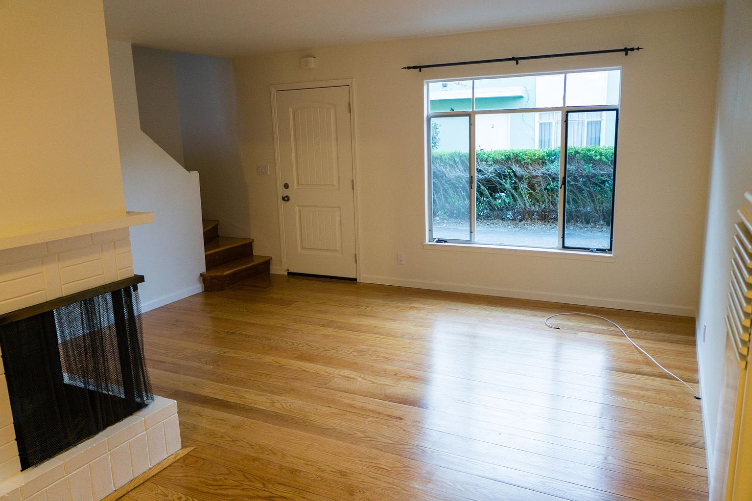 312 Waverley St photo 3