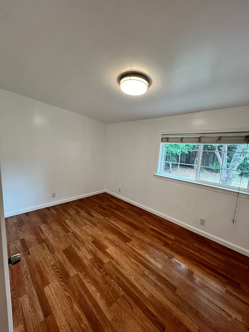 2217 Lincoln St photo 3