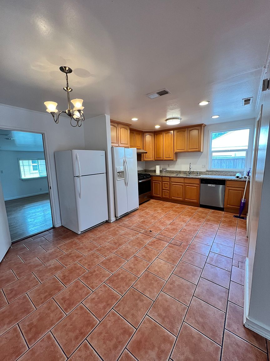 2217 Lincoln St photo 2
