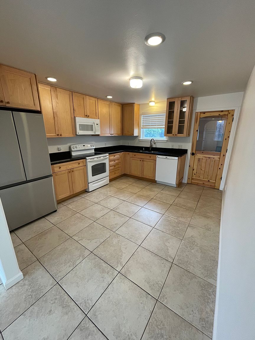 619 Myrtle St photo 4