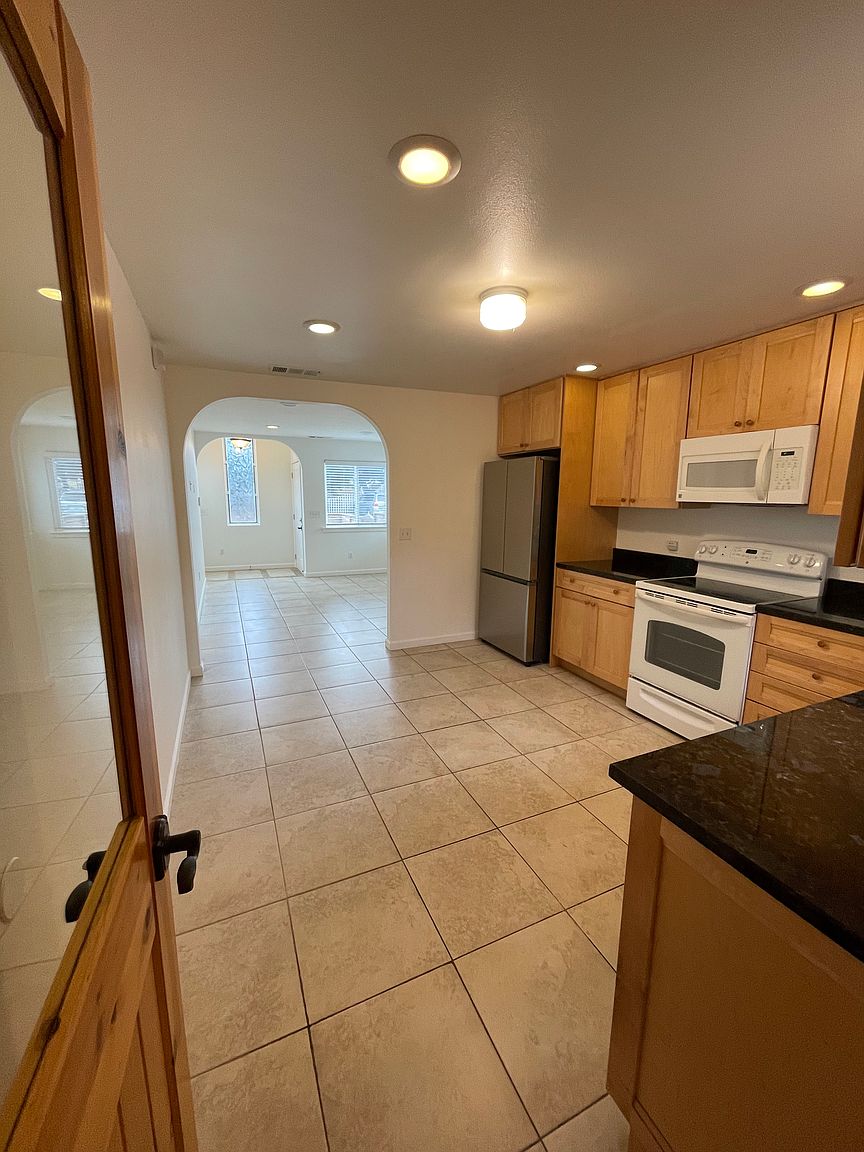 619 Myrtle St photo 3