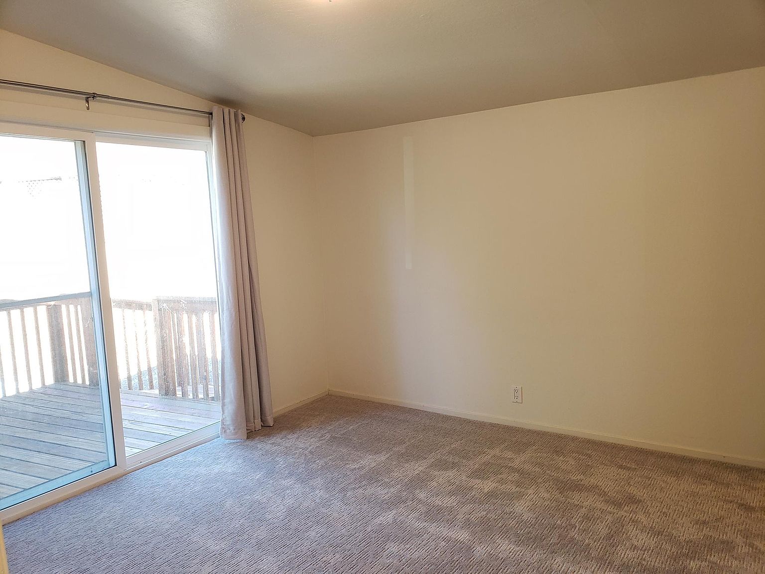 550 Hillcrest Way photo 4