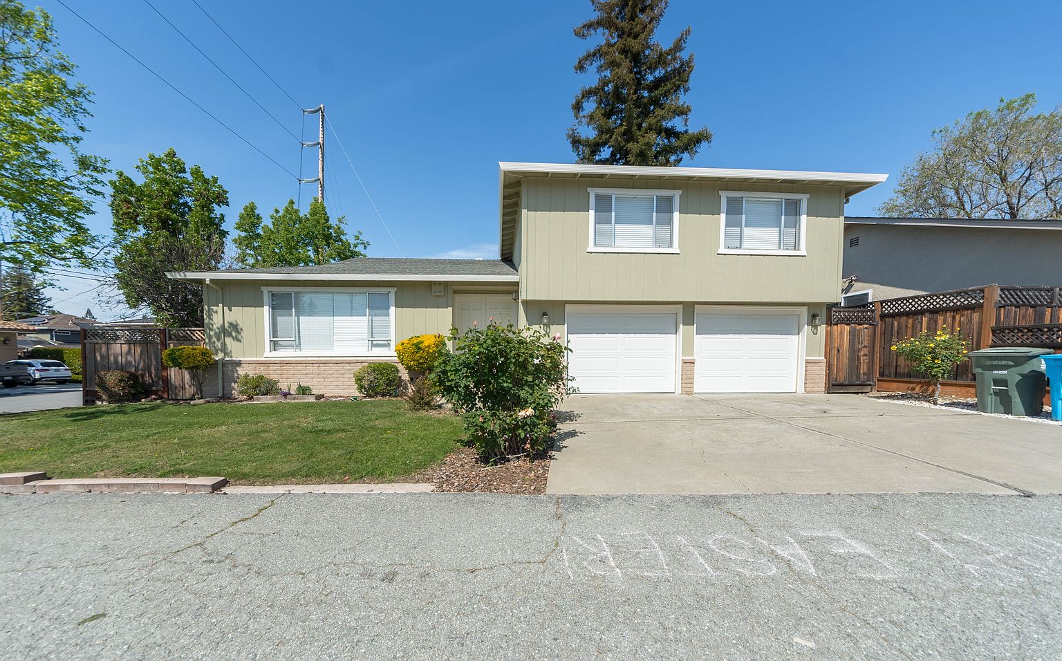 Wonderful 3 Bed 2 Bath Single Family Home Located In Redwood City photo 2