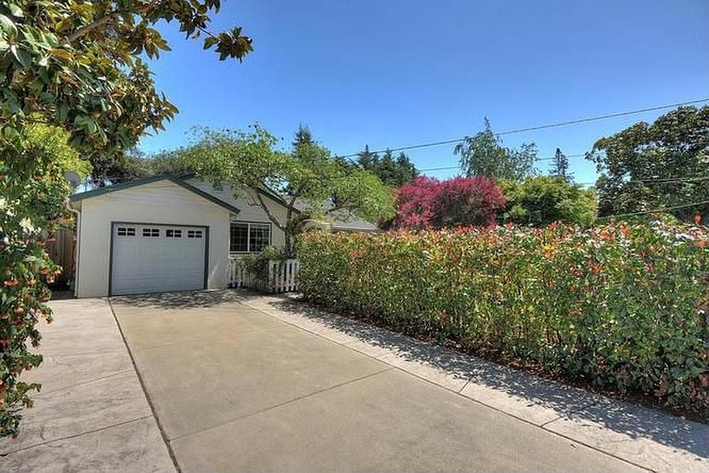 675 Middle Ave photo 2