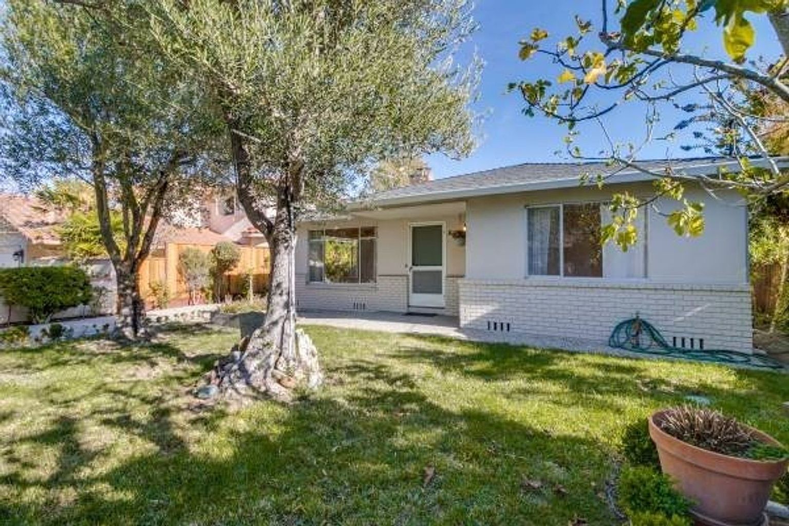 2141 Valparaiso Ave