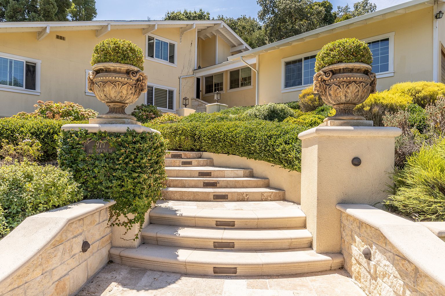 977 Continental Dr photo 2