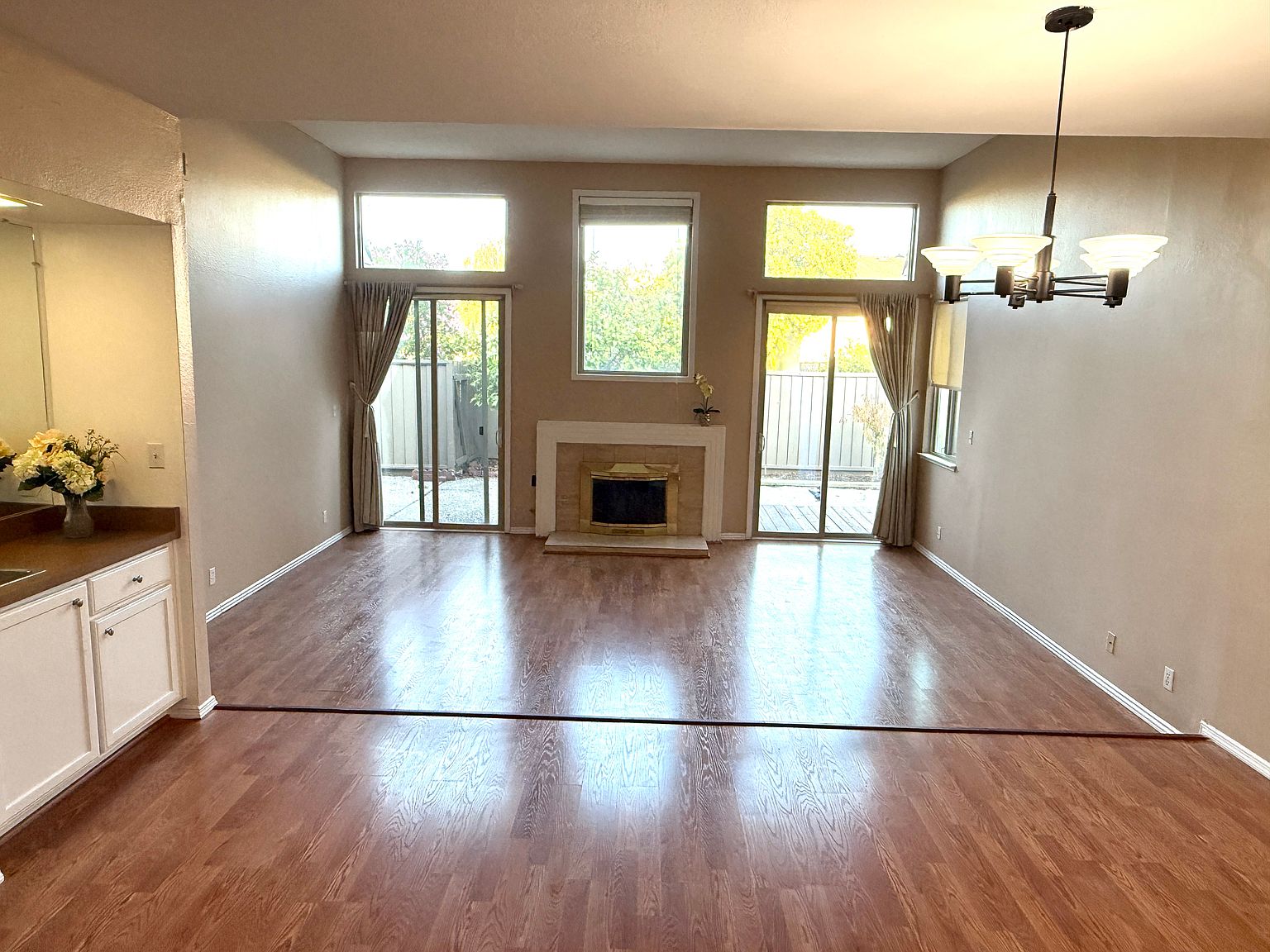 976 De Soto Ln photo 2