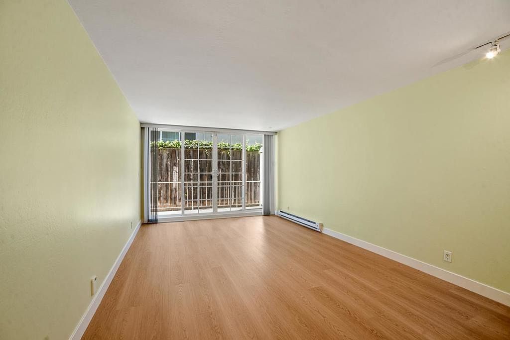 222 Laurel St 105 photo 4