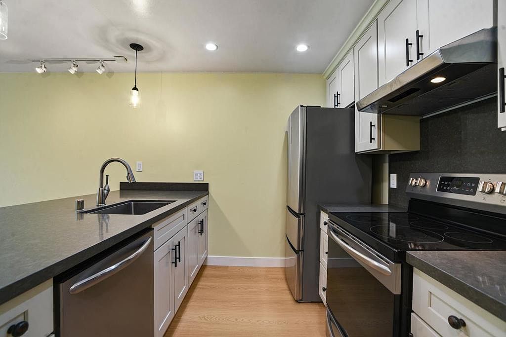 222 Laurel St 105 photo 3