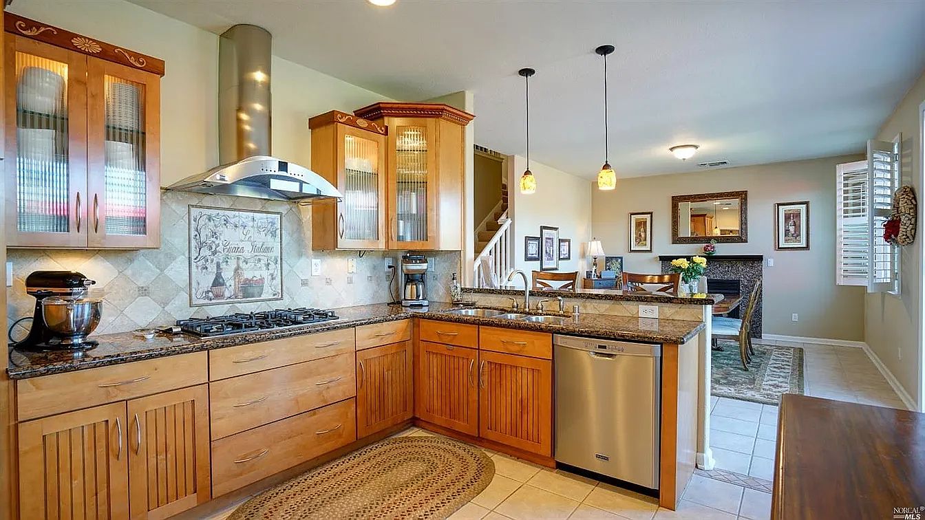 522 Woodlake Dr photo 3