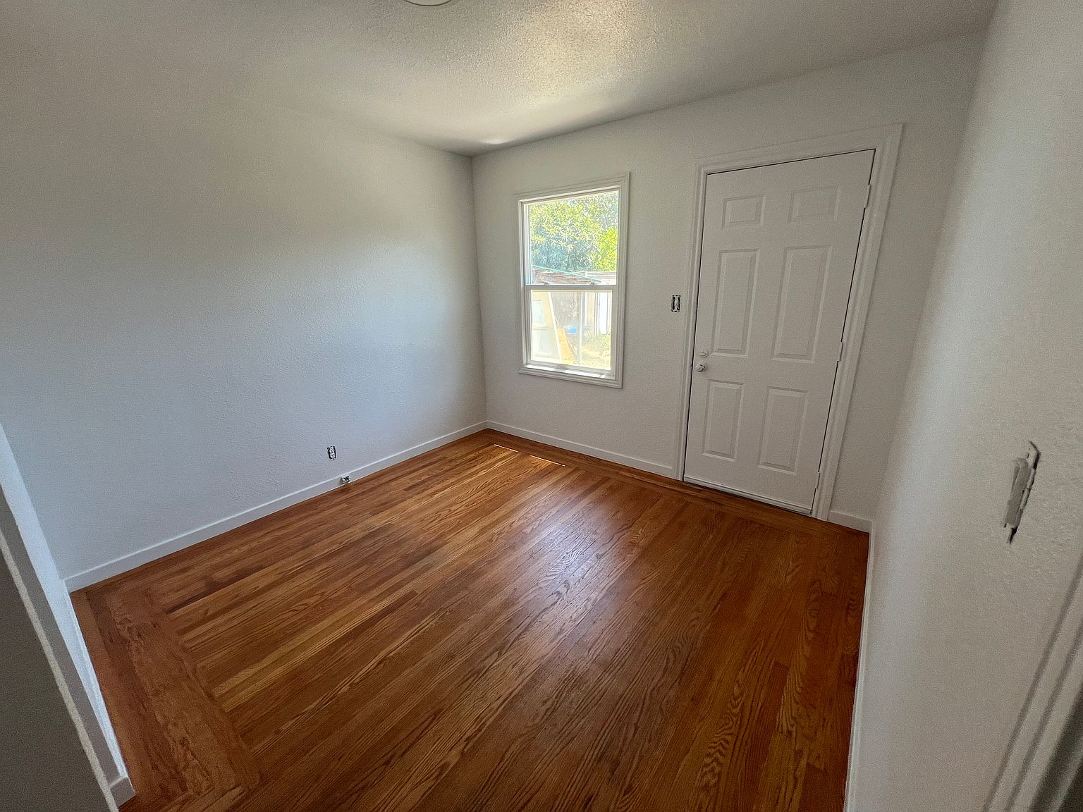 1405 Empire St photo 3