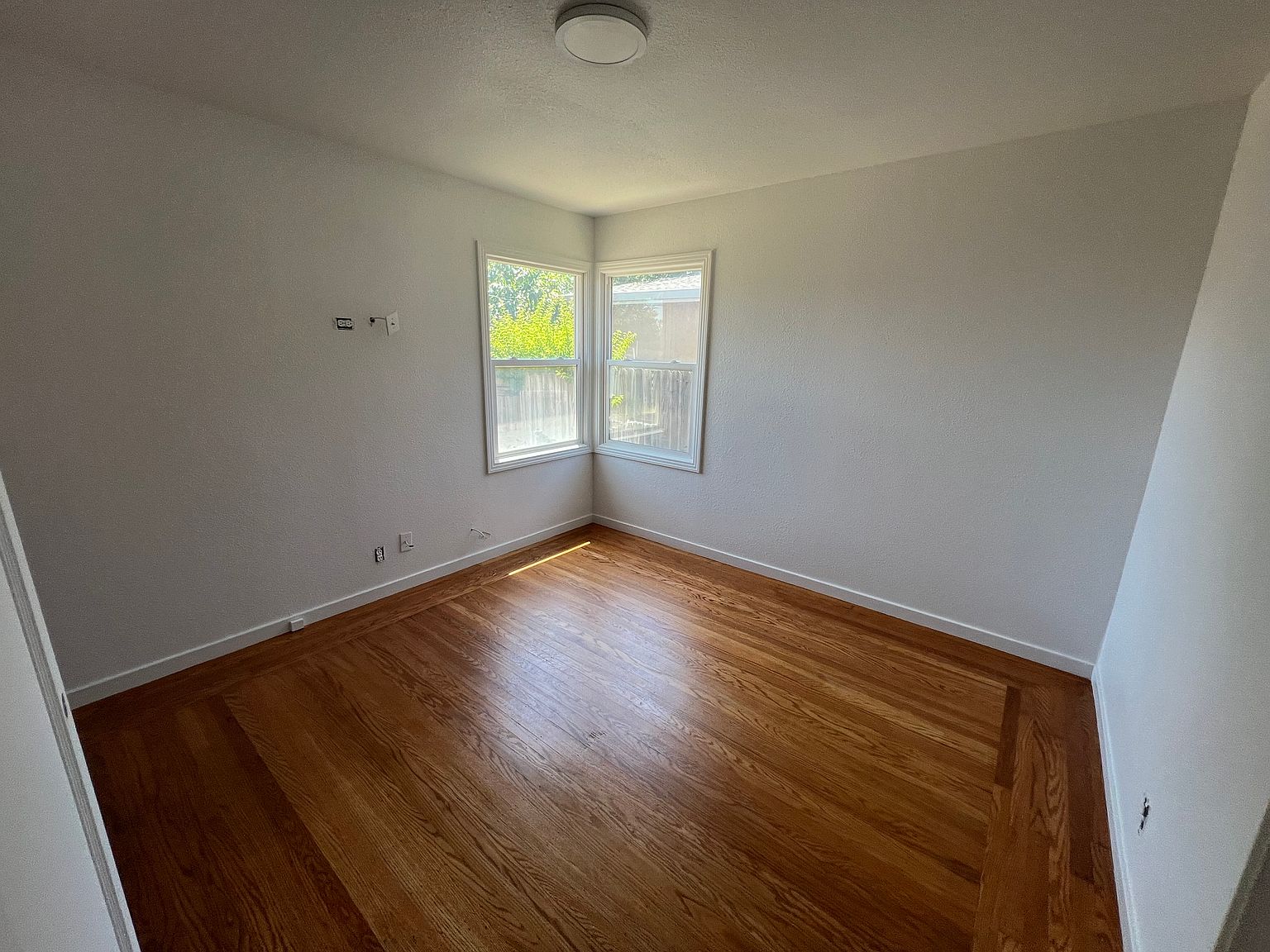 1405 Empire St photo 4