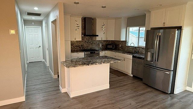 206 Stephen St photo 5
