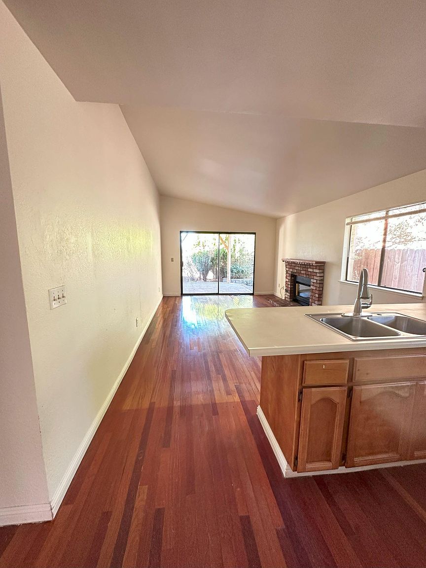 448 Parkview Ter photo 4