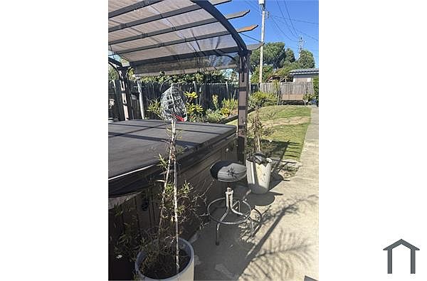 71 Marshall Way photo 5