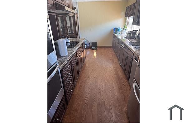 71 Marshall Way photo 2