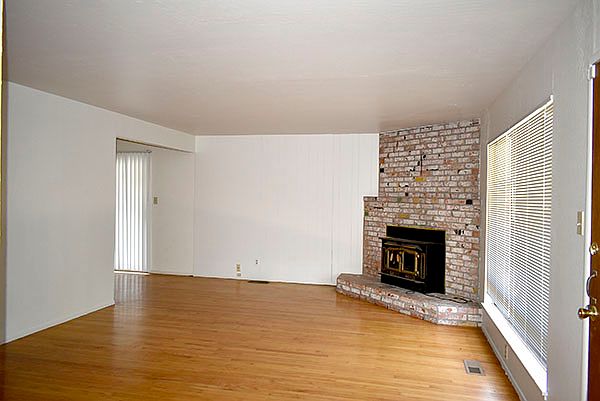 411 Clark Dr photo 4