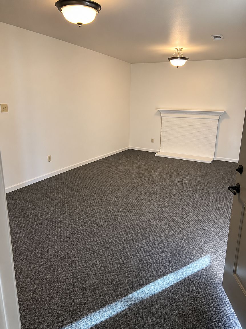 1032 Castlewood Dr photo 2
