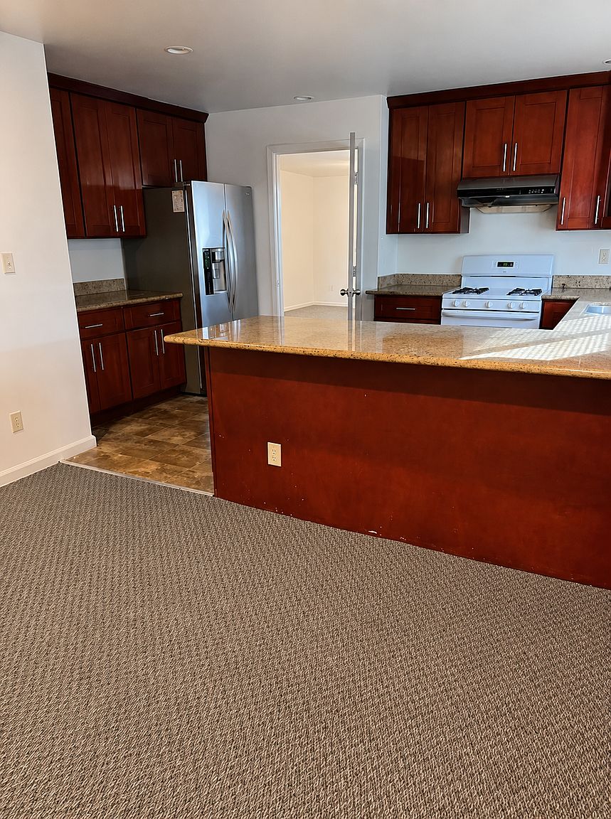 1032 Castlewood Dr photo 4