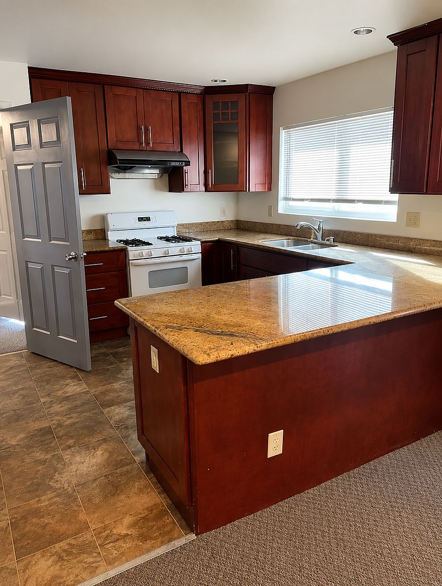 1032 Castlewood Dr photo 5