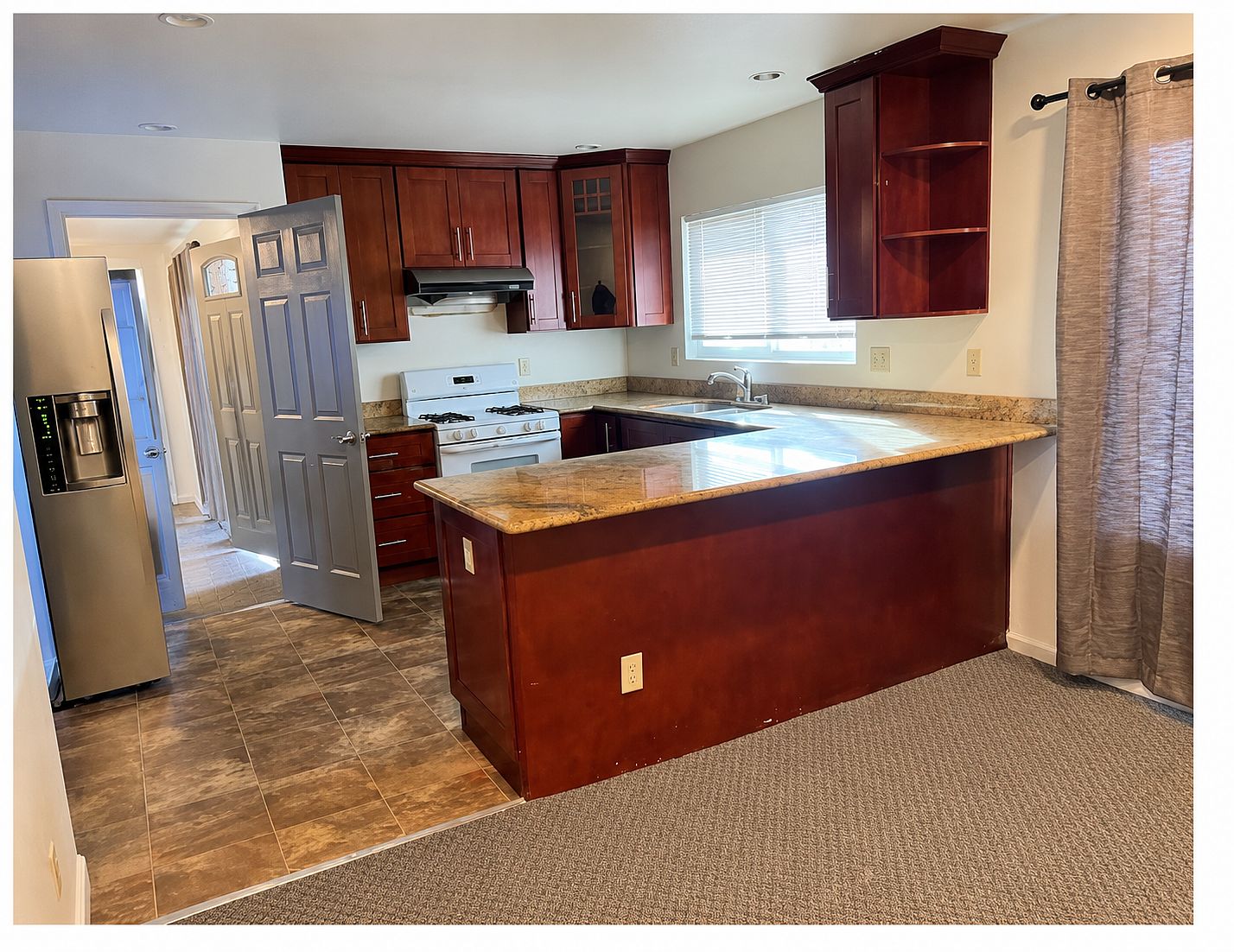 1032 Castlewood Dr photo 3