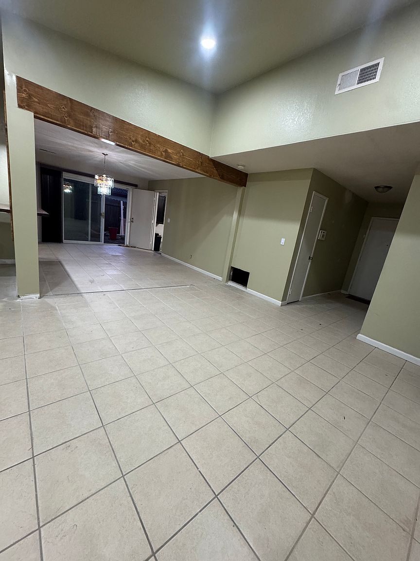 521 Locust Dr photo 3