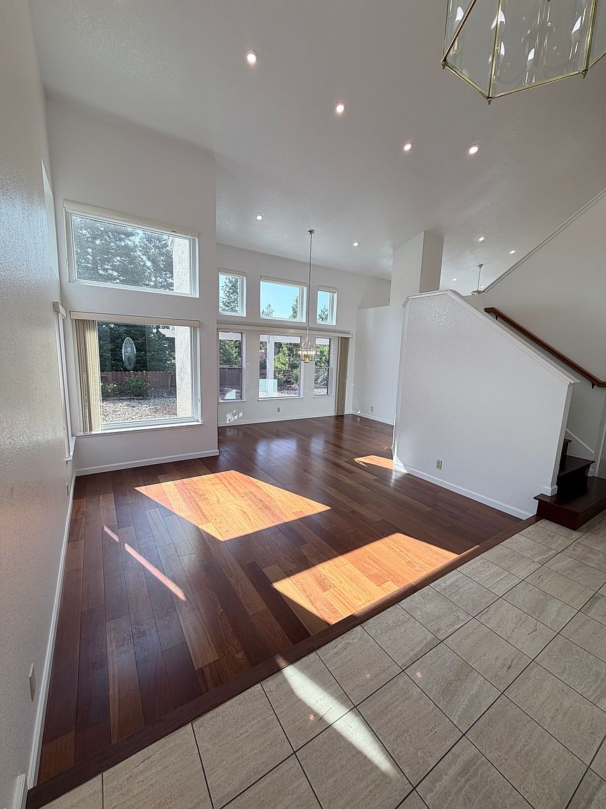 Gorgeous Single Family Home Located In Highly Desirable Neighborhood photo 2