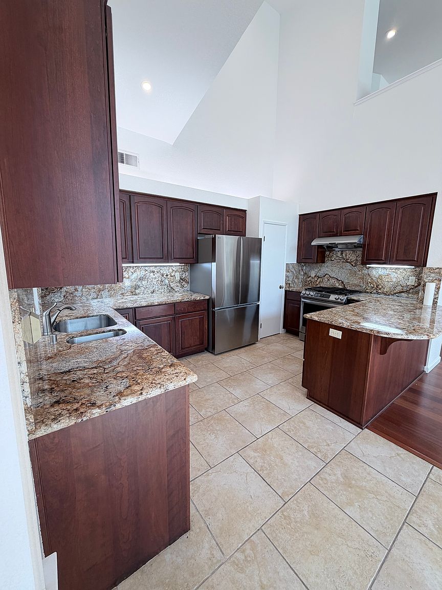 Gorgeous Single Family Home Located In Highly Desirable Neighborhood photo 4